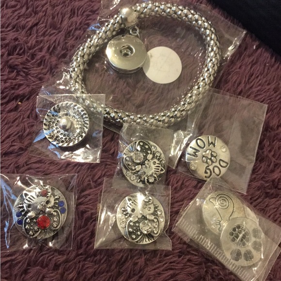 Adorable NEW Hello Kitty Silver Toned Fashion Charm Bracelet With Charms - Picture 1 of 15